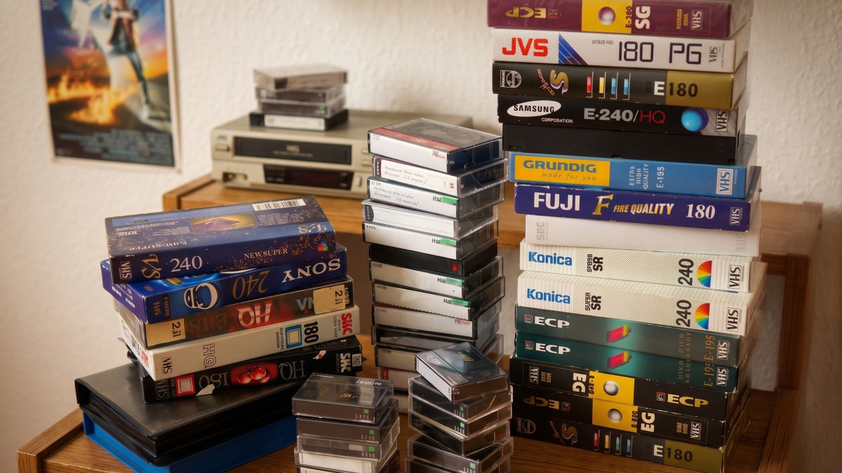 Стопка домашних видеокассет VHS разных производителей на полке