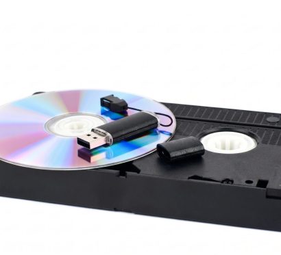 VHS-кассета, CD-диск и USB-флешка на белом фоне — форматы для переноса видео