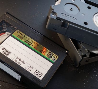 Кассеты VHS-C — закрытая и в разобранном виде